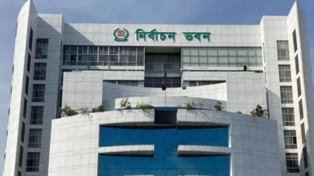 নির্বাচন কমিশনের সামনে ‘ককটেল’ বিস্ফোরণ, আটক ১